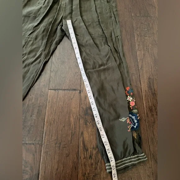 Johnny Was Violette Jogger Pants
⭐️needs button sewn back on - Picture 7 of 10